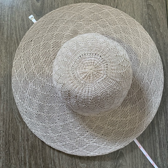 Saks Fifth Avenue Floppy Sun Hat. - Picture 2 of 5